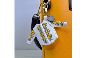 Набір для вишивки нитками на штучній шкірі «Шарм для сумки – Вишиванка. Сонячна» FLHL-128